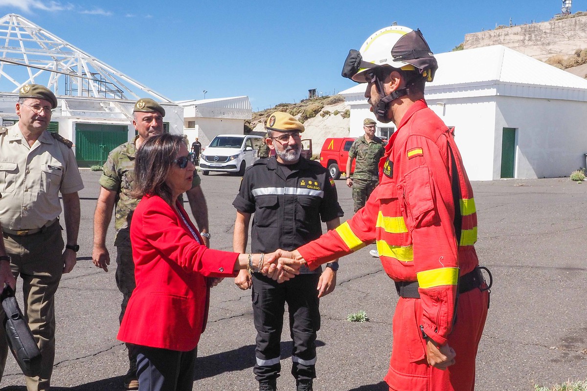 Visita de la ministra de Defensa, Margarita Robles, al destacamento militar de Izaña. Sergio Méndez