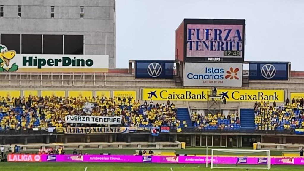 La afición de la UD Las Palmas rinde homenaje a los afectados por el incendio de Tenerife
