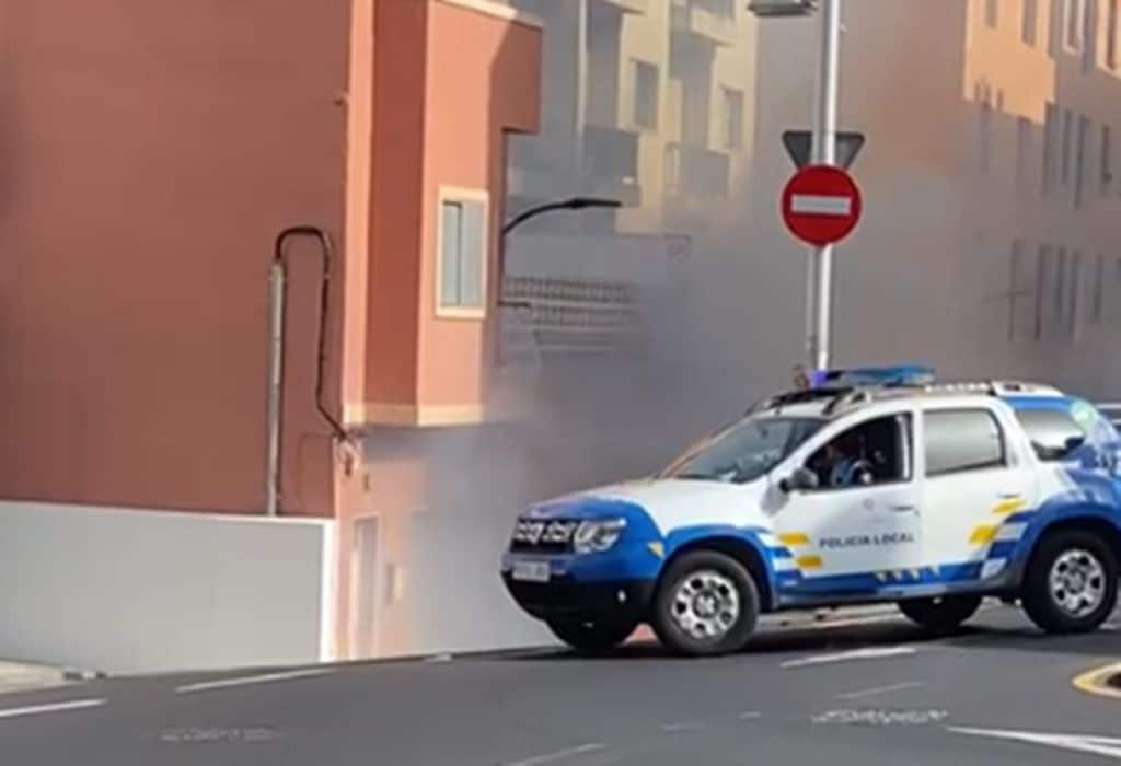 Arde un coche en plena calle en La Laguna