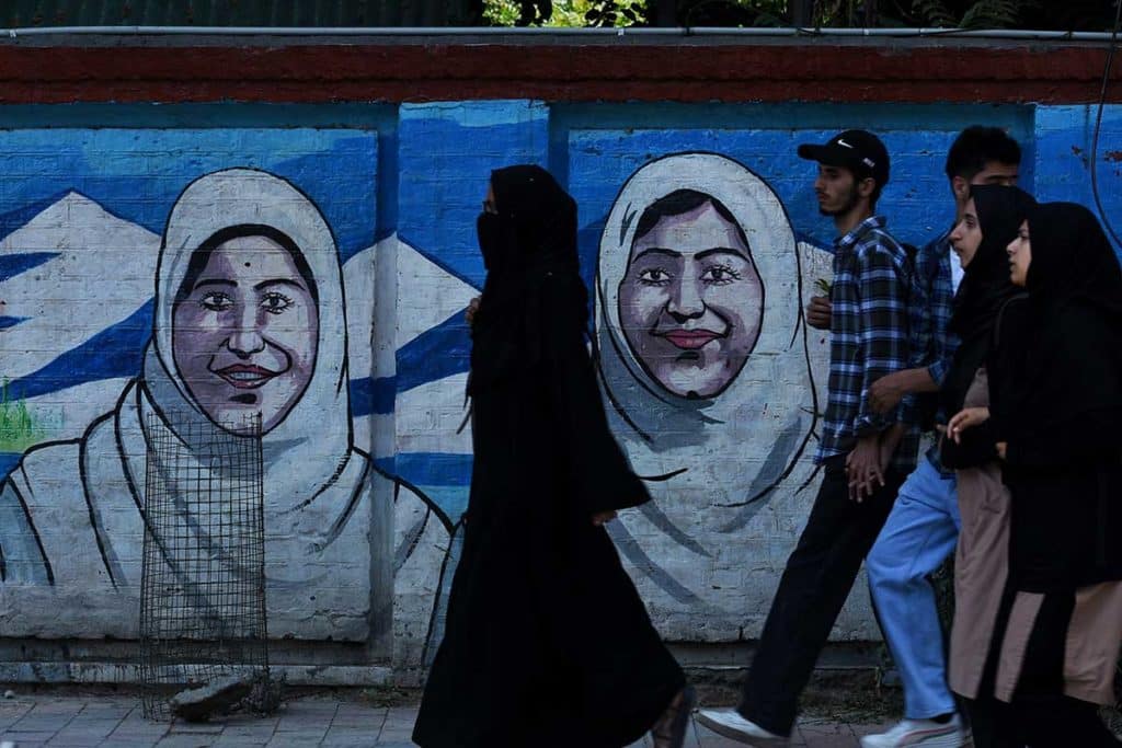 Francia prohibirá la túnica femenina islámica en los colegios