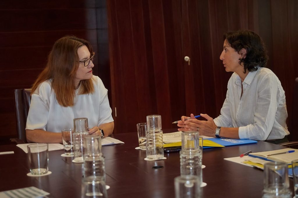 La consejera de Bienestar Social, Candelaria Delgado, junto a la representante de ACNUR, Sophie Muller. 