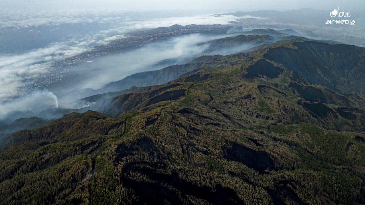 Las imágenes captadas por los drones muestran toda la crudeza de la huella del incendio.