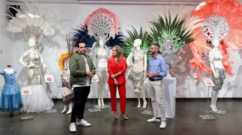 El concejal de Fiestas (d), la consejera delegada de la Sociedad de Desarrollo y el diseñador de una de las nuevas exposiciones, en la Casa del Carnaval. DA