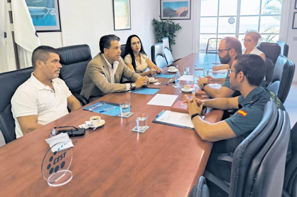 Empresarios y Guardia Civil abordan la venta ambulante y la inseguridad en Arona