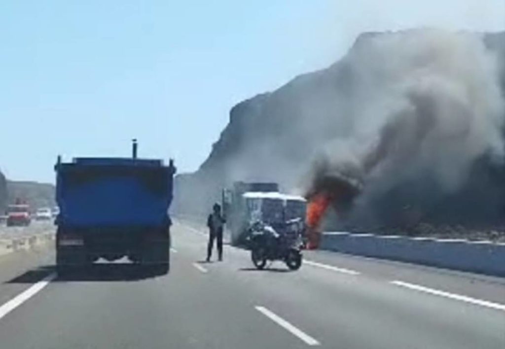 Kilométricas colas por el incendio de un camión en la autopista TF-1