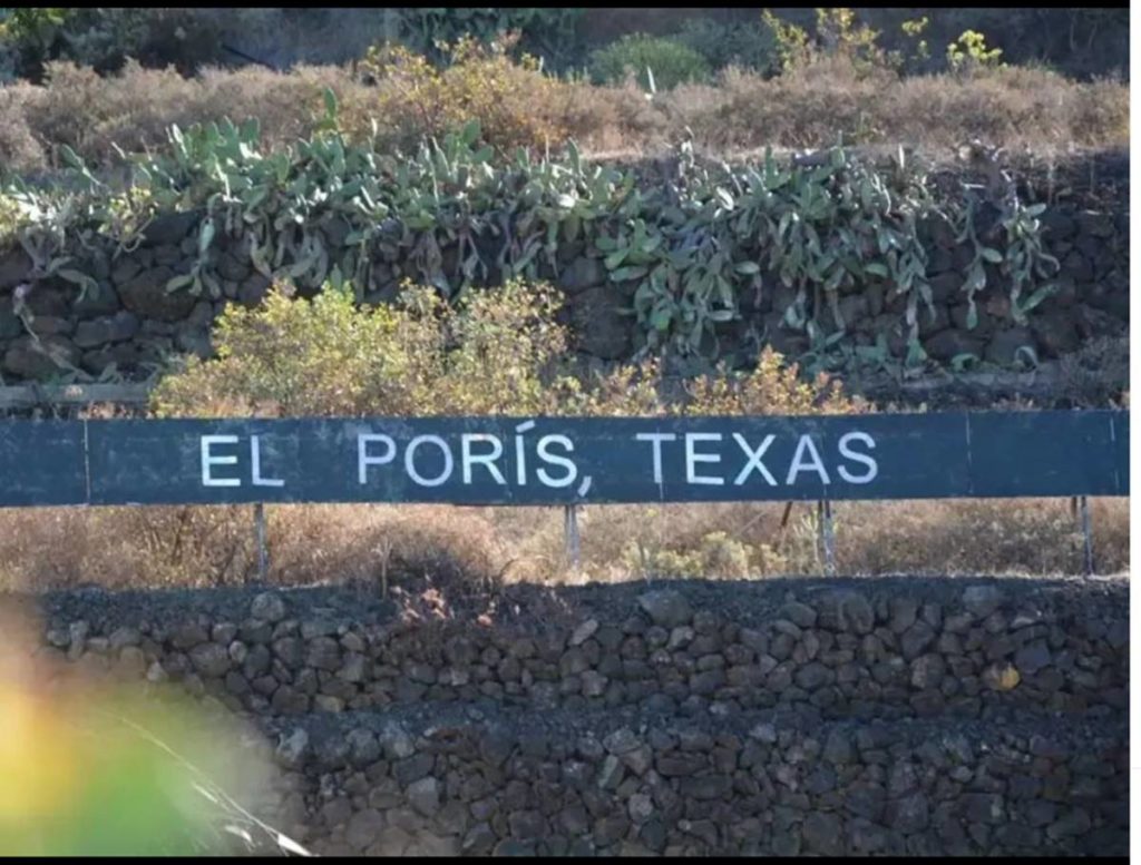 El último cartel de la autopista del Norte tiene trincados a todos los tinerfeños: este es su 'mensaje oculto'