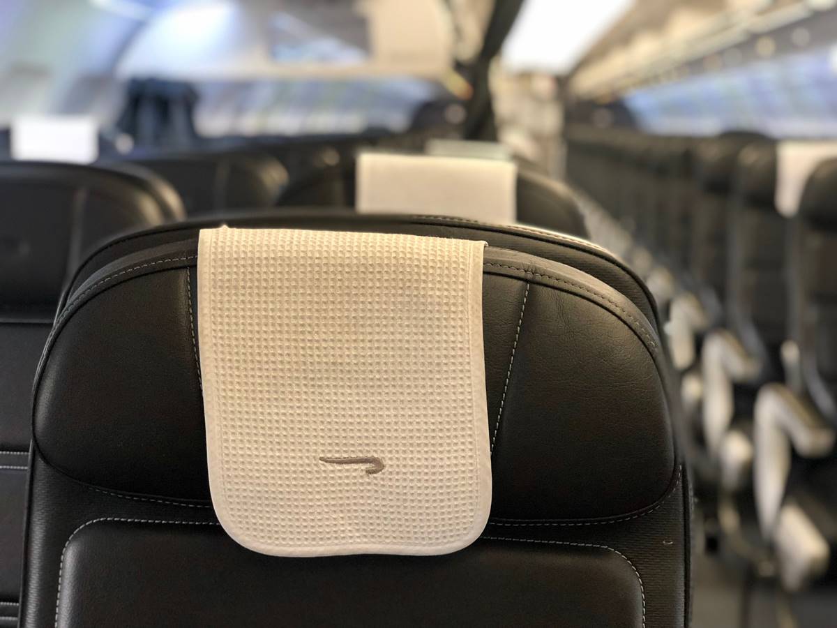 Pasajeros descubren que la mujer que 'dormía' junto a ellos en el avión había fallecido en pleno vuelo