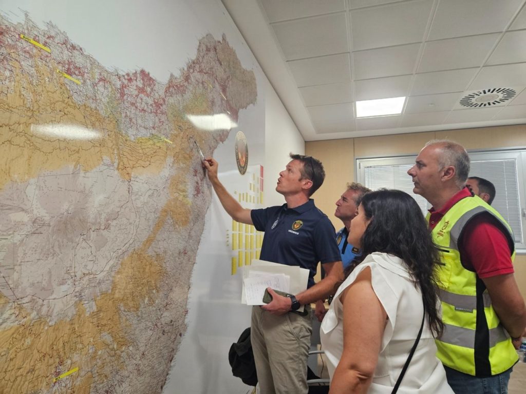 La alcaldesa Mari Brito y concejales de Candelaria siguieron muy de cerca la evolución del incendio.