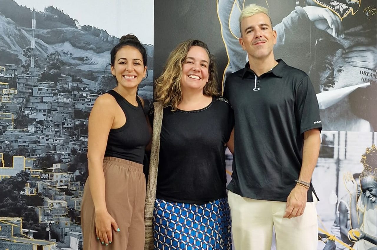 Los profesores del colegio Decroly y, en el centro de la imagen, la cofundadora de la Fundación Mi Sangre, Catalina Cock. Cedida