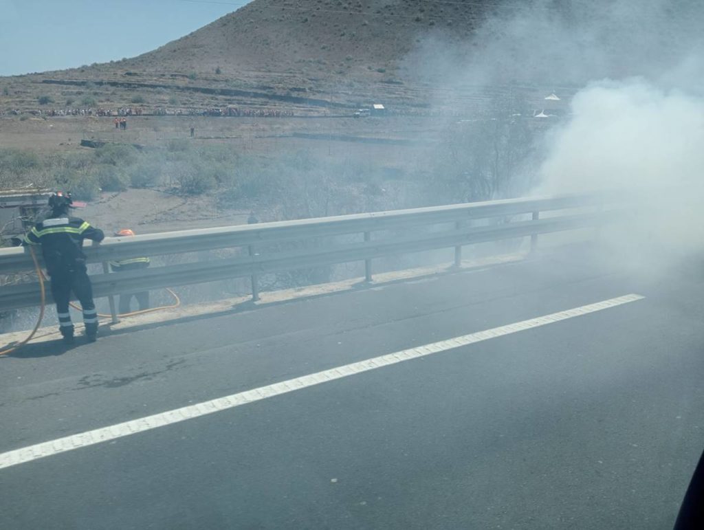 Una columna de humo sorprende a los conductores en la TF-1