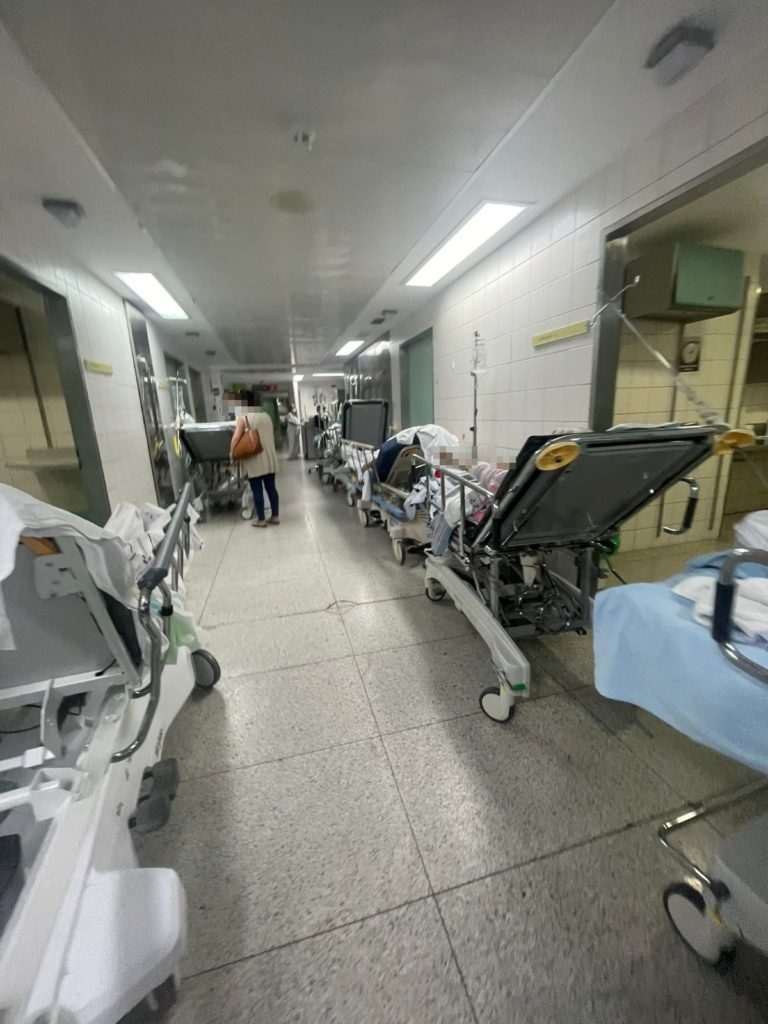 Las Urgencias de los hospitales tinerfeños continúan siendo la gran asignatura pendiente de la Isla; el personal sanitario apenas soporta las condiciones deplorables del servicio y el colapso es ya insostenible
