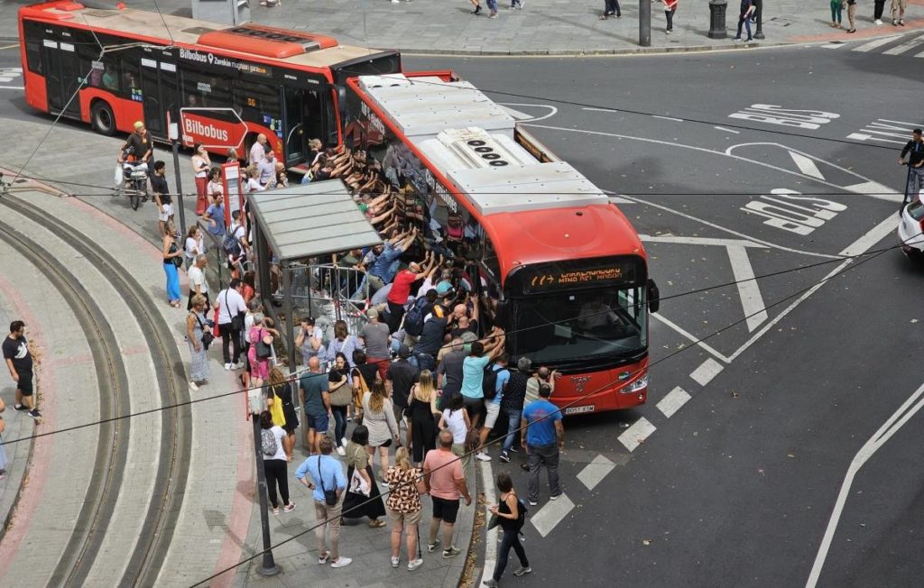 Se queda atrapado debajo de una guagua y decenas de personas empujan el vehículo para salvarlo | Foto: Asier Barrenetxea
