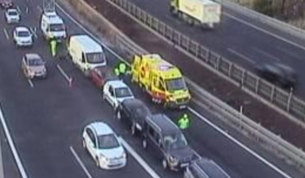 Un accidente entre cinco coches y una furgoneta colapsa la TF-1