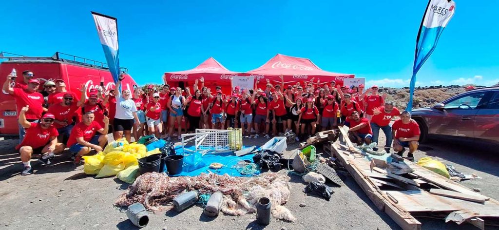 Un centenar de voluntarios limpia la playa de El Socorro, en Güímar