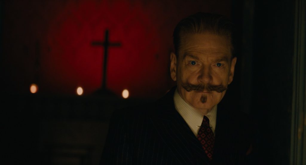 Kenneth Branagh repite como el famoso detective Poirot en ‘Misterio en Venecia’.