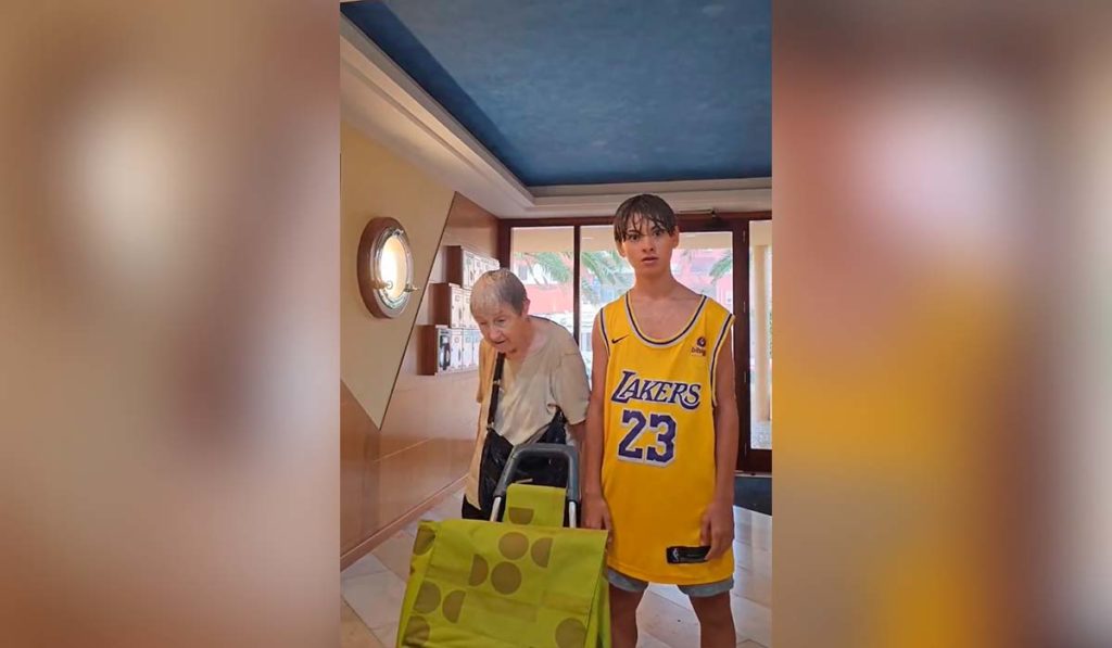 Se hace viral por un vídeo de compras con su abuela: "¿Pero qué maravilla es esta”
