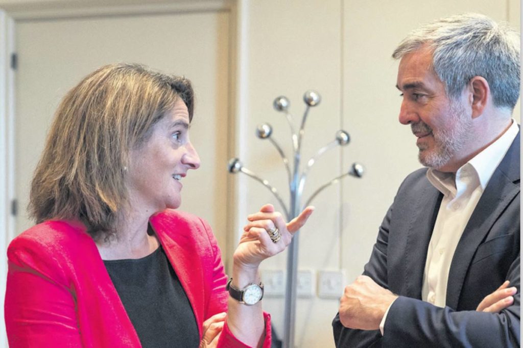 Canarias y el Gobierno central alumbran una solución al severo déficit energético