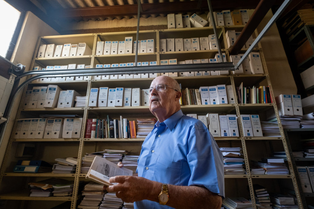 Segura, en el garaje de su casa lagunera, donde guarda parte de su archivo.