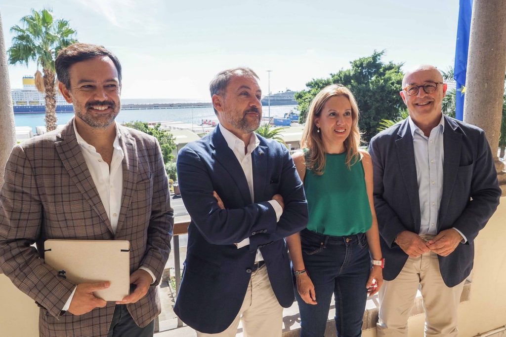 Los responsables de las tres instituciones, en la reunión celebrada ayer en la Autoridad Portuaria. Sergio Méndez