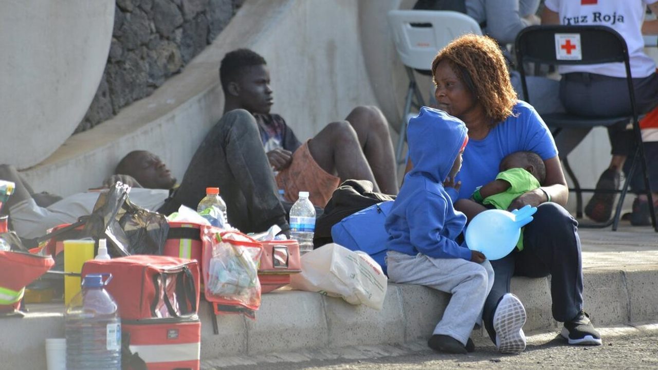 El ministro del Interior, Grande-Marlaska, viajó ayer a Senegal para reforzar la cooperación y el titular de Migraciones, Escrivá, aborda hoy la distribución de migrantes. EFE