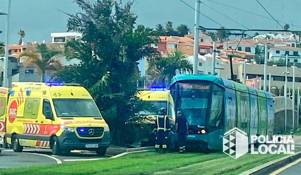 Retrasos en el Tranvía de Tenerife tras chocar contra un coche: hay varios heridos