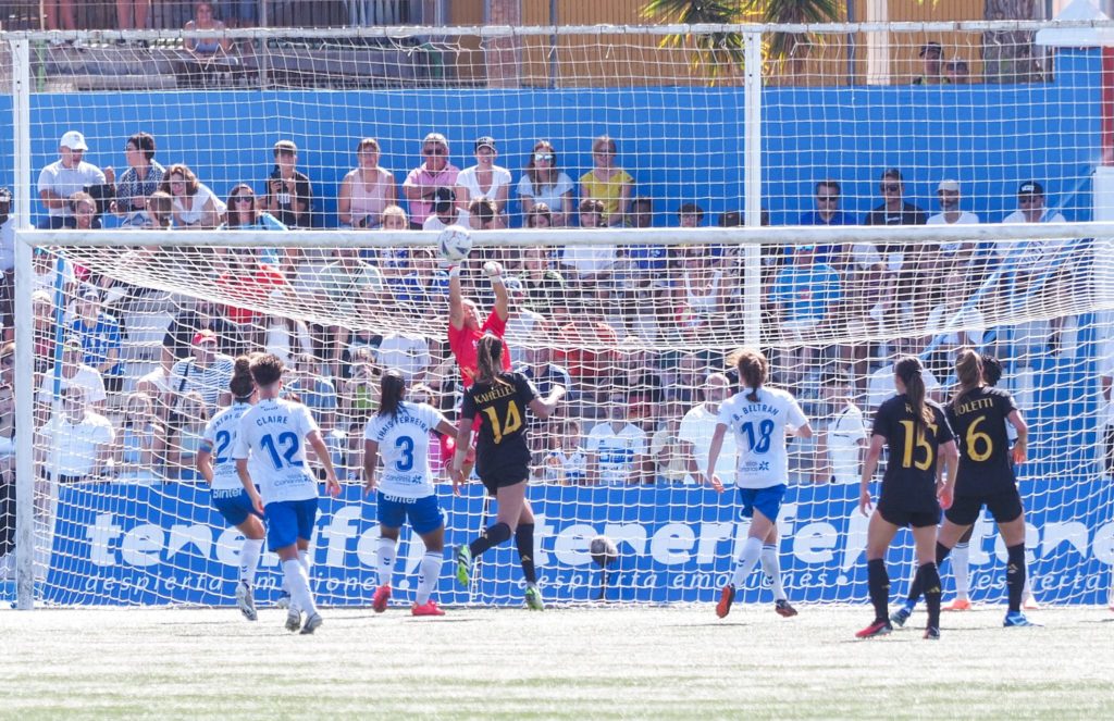 El estreno del Egatesa en Costa Adeje acaba con derrota. Sergio Méndez