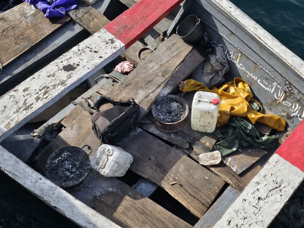Los enormes cayucos son destruidos por una pala mecánica; solo se salvan los motores, de 40 y 60 caballos. 