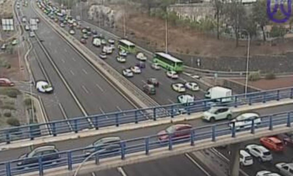 La autopista TF-5, colapsada de desde Santa Cruz a Santa Úrsula