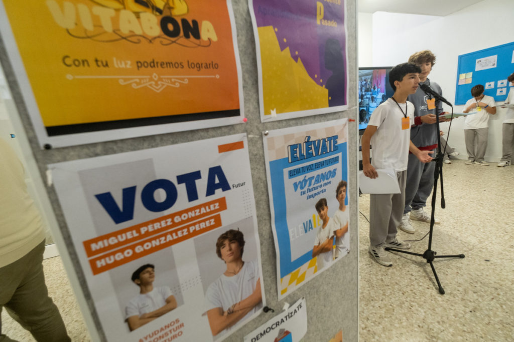 Alumnos y profesores del Decroly convirtieron el recibidor del centro en un colegio electoral. Fran Pallero
