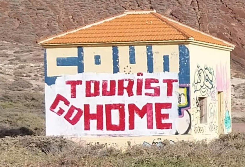 "Tourist go home": la pintada en Tenerife que se ha viralizado en Italia