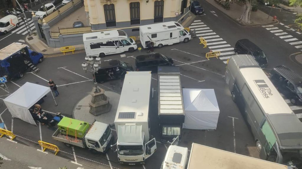 El mítico Orche aparece tomado por caminones dos meses antes del Carnaval de Santa Cruz de Tenerife