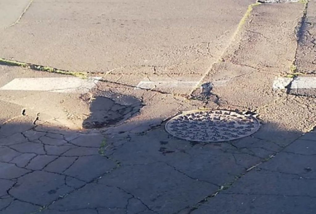La calle de La Laguna cerrada por un hundimiento, reabierta al tráfico
