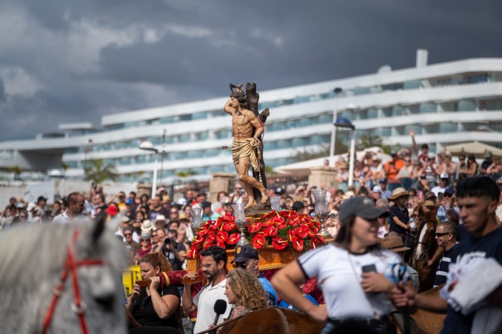 Miles de fieles y un centenar de jinetes arropan en Adeje a San Sebastián
