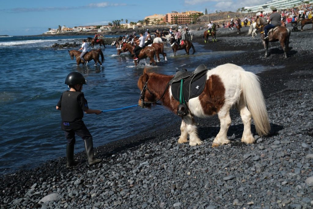 Miles de fieles y un centenar de jinetes arropan en Adeje a San Sebastián