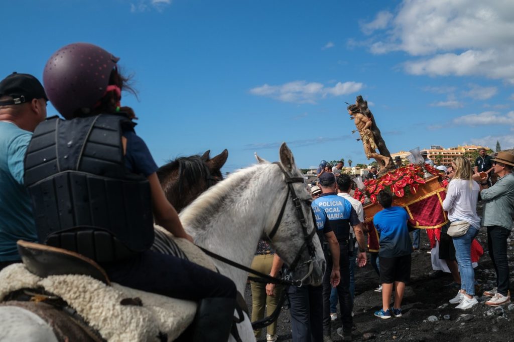 Miles de fieles y un centenar de jinetes arropan en Adeje a San Sebastián