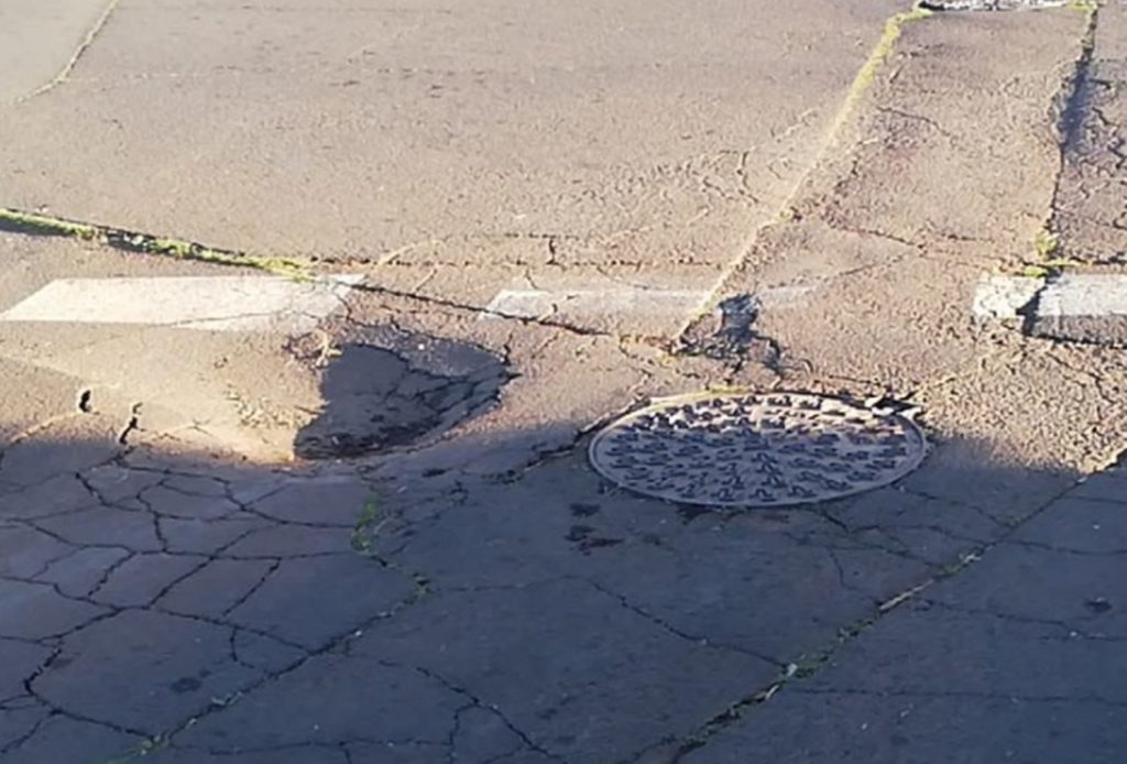 Cierran una calle en La Laguna por el hundimiento en la carretera