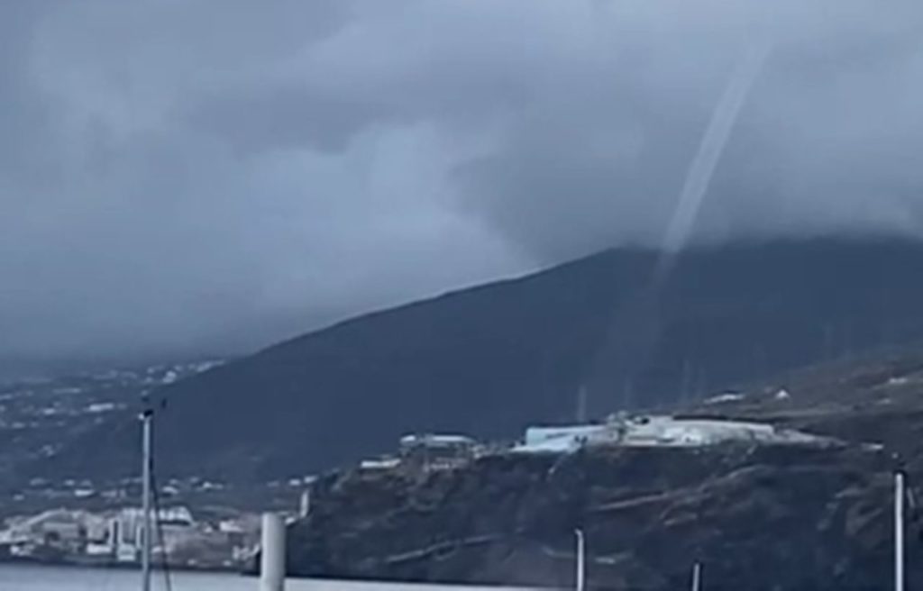 Captan una espectacular manga marina en Tenerife