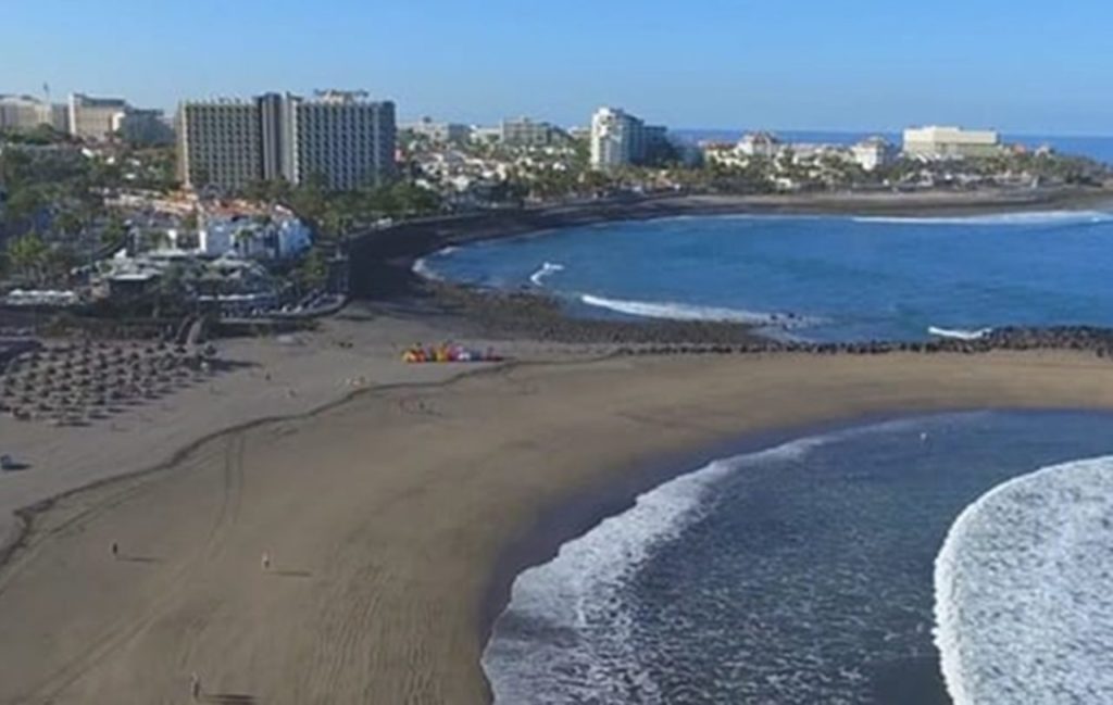 Salvan a un joven bañista en una playa de Adeje