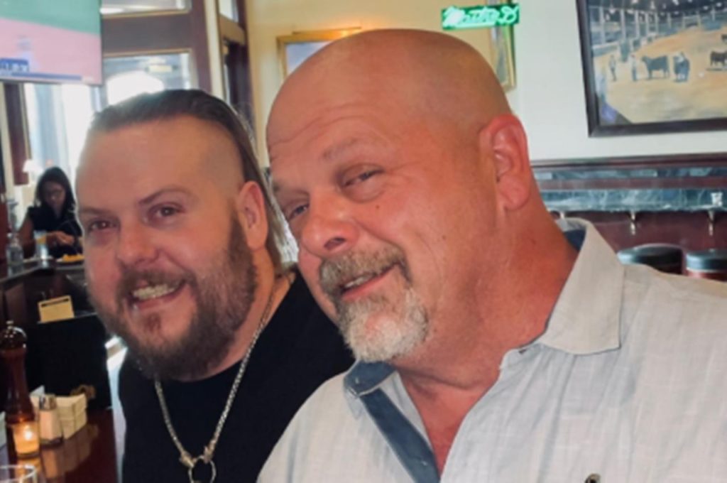 Rick Harrison en 'La casa de los empeños' e imagen de su hijo Adam compartida en redes sociales. Instagram