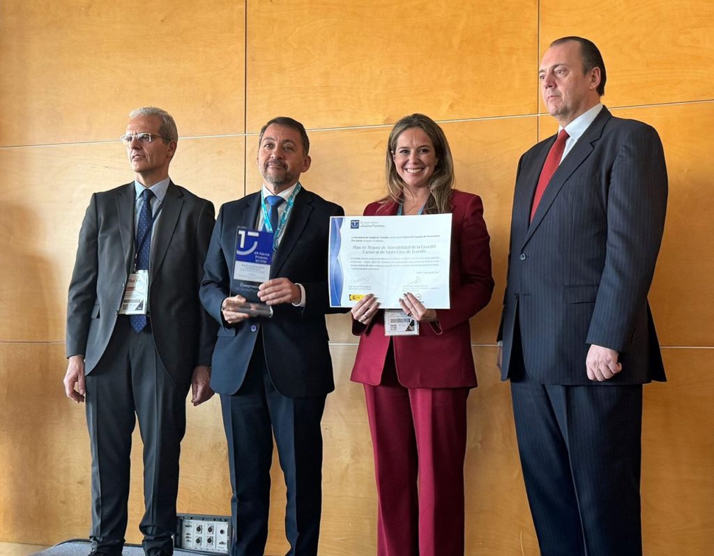 El alcalde Bermúdez y la edil Carmen Pérez recogieron los premios. DA
