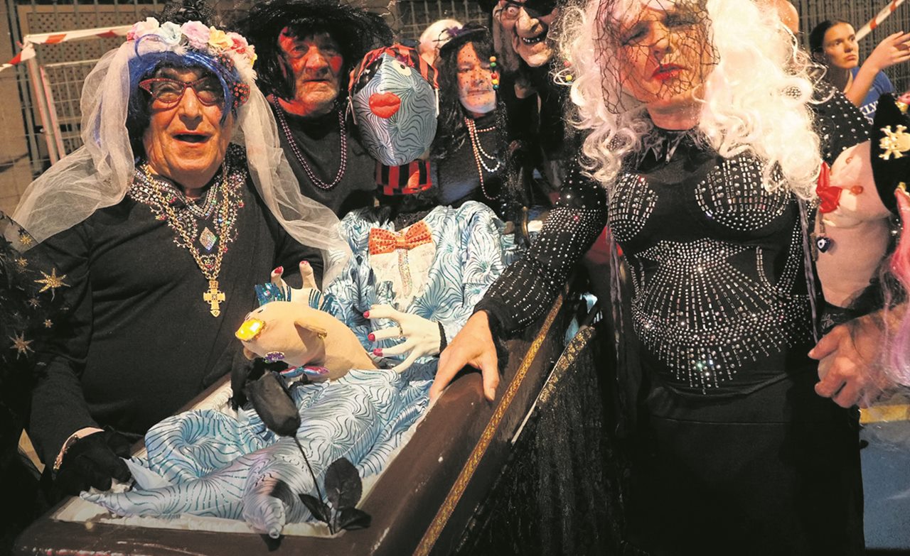 La sardina lució este año un Diseño televisivo, tema del Carnaval chicharrero. Sergio Méndez