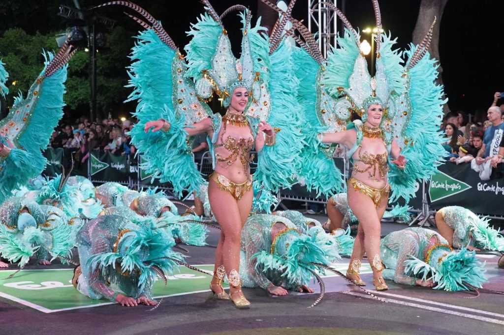 Las comparsas salen a la calle y calientan el primer Carnaval de Día