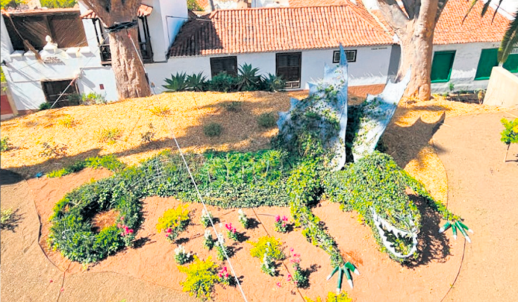 Una escultura vegetal en un jardín de la calle Rosales homenajea al escudo de La Orotava