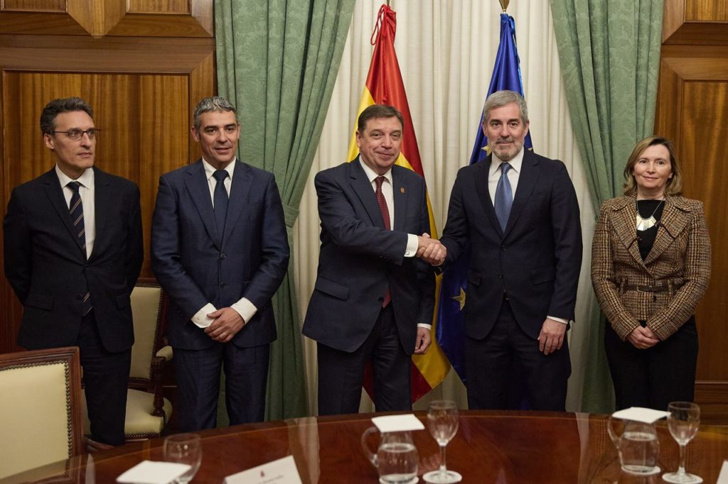 El presidente canario, Fernando Clavijo, y el consejero Narvay Quintero, junto a Luis Planas, ministro de Agricultura, Pesca y Alimentación.