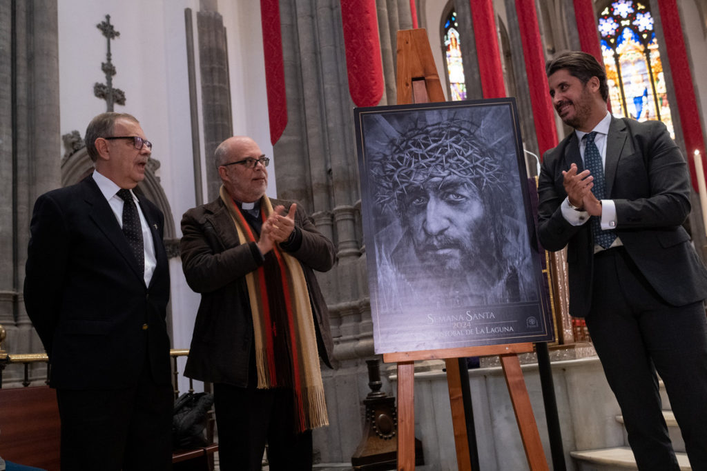 El alcalde (d), el deán de la Catedral y el presidente de la JHC, junto al cartel. Fran Pallero