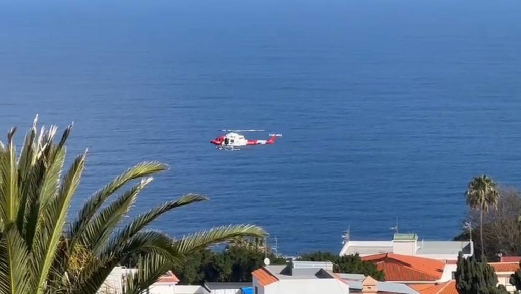 El vuelo de un helicóptero sorprende a los vecinos del norte de Tenerife este Jueves Santo