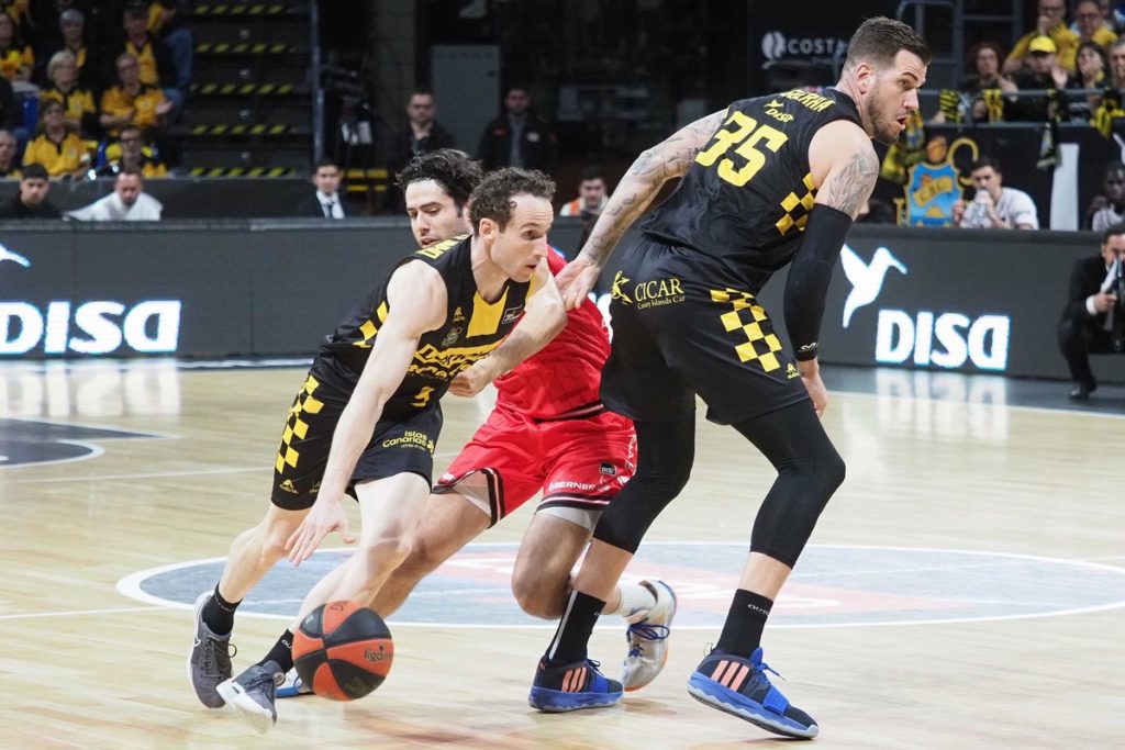 Marcelinho Huertas vuelve a guiar al Lenovo Tenerife a una nueva victoria (89-83)