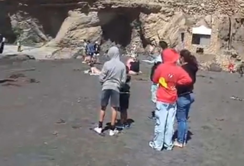 Varios turistas ignoran el precinto en las Cuevas de Ajuy y "ponen en peligro sus vidas"