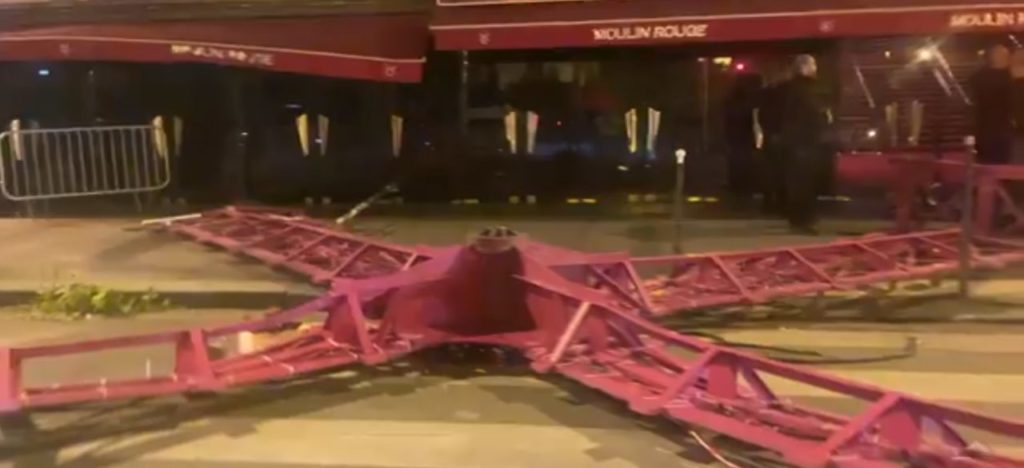 Se desploman las aspas del mítico Moulin Rouge de París