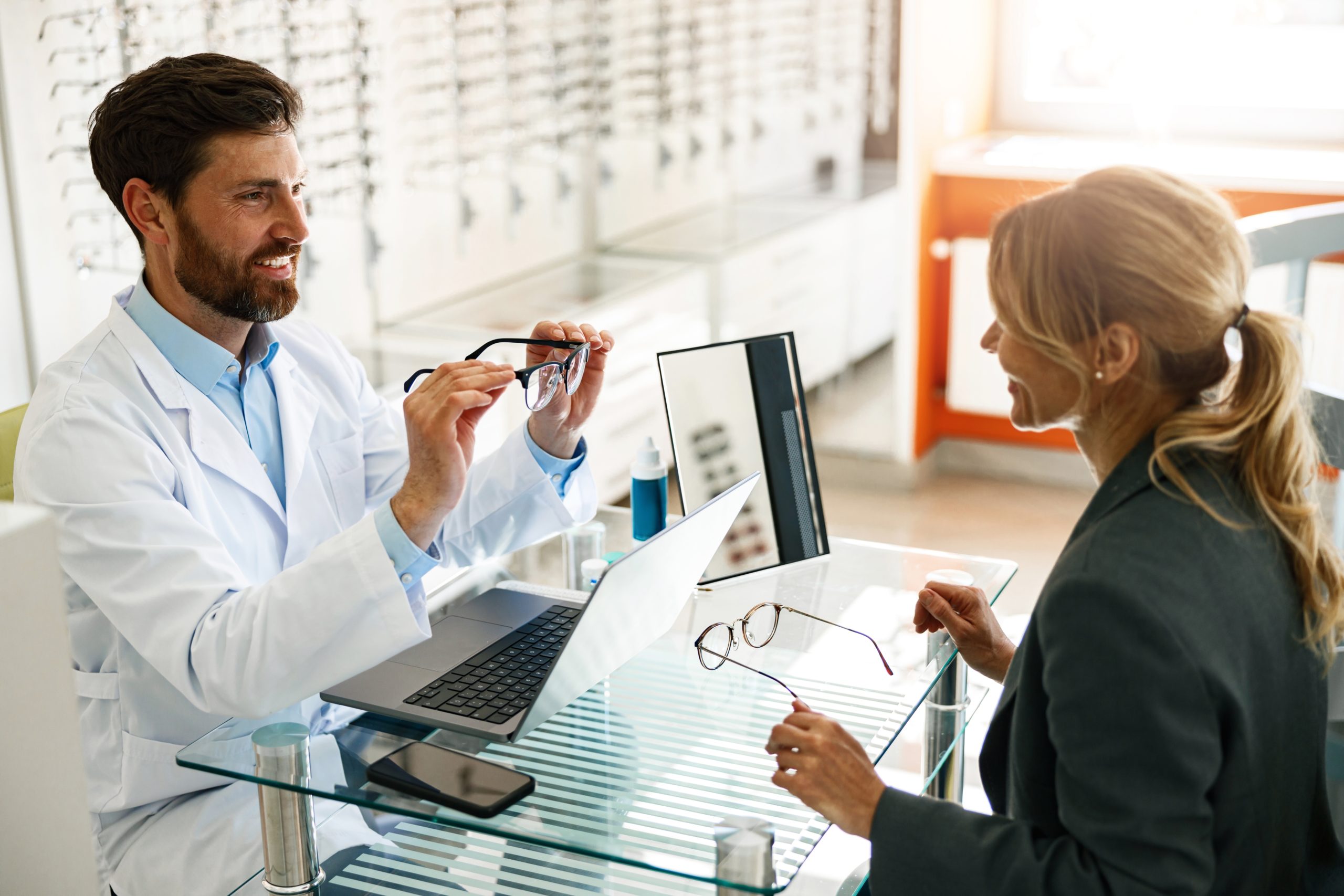 Gafas y lentillas financiadas en España. Shutterstock
